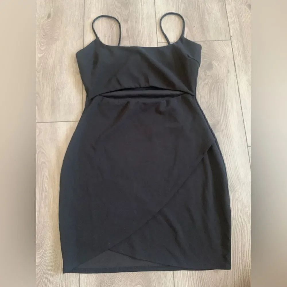 Windsor very beautiful mini bodycon dress with slit in middle of dress